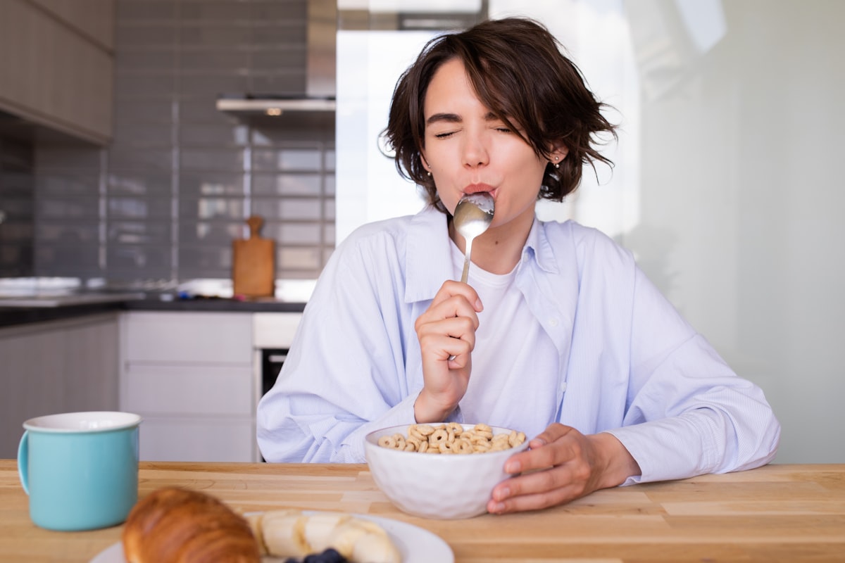 Trainierter Mann mit gesunder Mahlzeit – Proteinreiche Ernährung